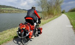 Annette Kniffler auf dem Donauradweg in der Nähe von Melk.