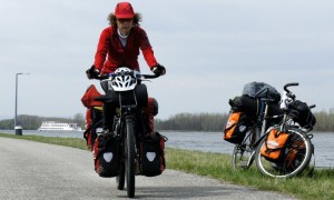 Annette Kniffler auf dem Radweg am Donaudamm in der Nähe von Wien. Immer geradeaus der Donau entlang.