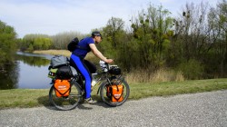 Christian Rottenegger in der Nähe der ungarischen Grenze auf dem Damm der Donau, der über lange Strecken den Donauradweg bildet.