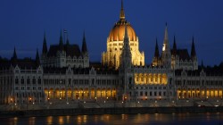 Abendstimmung in Budapest mit dem ungarischen Parlamentsbau am anderen Donauufer.