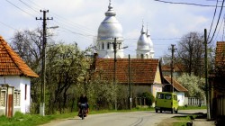 Rumänisches Dorf in Transsilvanien auf einer der Nebenstraßen der E60 in der Nähe von Tetchea.