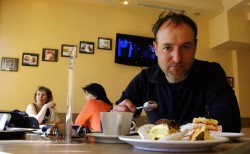 Christian Rottenegger feiert seinen 40. Geburtstag in einem Café in Piatra-Neamt nach 60km Karpatenüberquerung.