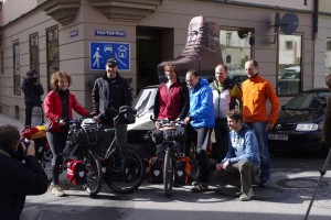 Annette Kniffler, Christian Rottenegger und das Bergteam der Ultratour 2 beim Start der Ultratour 2 in Augsburg