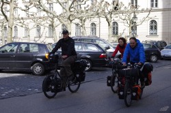 Abfahrt der Ultratour Teilnehmer Christian Rottenegger und Annette Kniffler in Augsburg. Links im Bild Dirk Blume, der die erste Etappe begleitete und der im Sommer einen Teilabschnitt der Ultratour mitfahren wird.