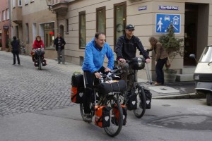 Start Ultratour Augsburg, Christian Rottenegger und Dirk Blume im Vordergrund, Annette Kniffler im Hintergrund