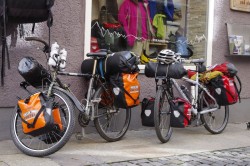 Die beiden mit Gepäck über 60kg schweren Fahrräder vor dem Start der Ultratour vor der Bergsporthütte Augsburg