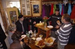 "Henkersmahlzeit" in der Bergsporthütte Augsburg: Brezn und Wiener Würschtl