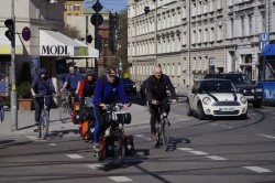 Die Ultratour-Fahrer Annette Kniffler und Christian Rottenegger beim Überqueren des Max-Weber-Platzes in München in Begleitung von Freunden.