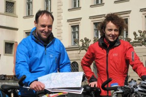 Start der Ultratour - Christian Rottenegger und Annette Kniffler vor dem Augsburger Rathaus