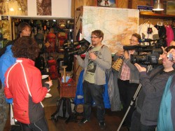 Die Ultratour-Mannschaft vor versammelter Presse - aufgenommen in der Bergsporthütte Augsburg