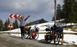 Annette Kniffler auf einer Passhöhe in den rumänischen Karpaten mit Neuschnee.