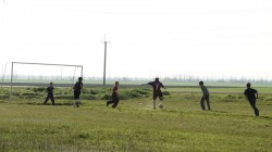 Internat "Hoffnung" - die Jungen spielen mit dem Betreuern Fußball