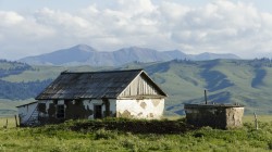 Einsames Bauernhaus in einem Hochtal des Tian Shan