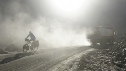 Staubige Pisten im Kunlun-Gebirge