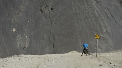 Schutt und Staub soweit das Auge reicht - kurze Pause auf dem Weg zum Aksai-Chin-Plateau