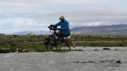 Kalte Füße: Wenige Kilometer vor dem Fahrerlager geht es durch eiskalte Abflüsse der Shisha-Pangma-Gletscher