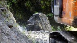 Bei einem starken Monsunregenguss sind riesige Felsbrocken auf die Straße gestürzt.