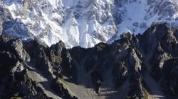 Vormittags ist die Luft klar, die Sicht auf die Eisgipfel grandios, erst nachmittags ziehen Monsunwolken auf.