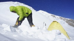 Christian befreit das kleine Hochlagerzelt vom hartgepressten Schnee.