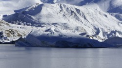 Der Shisha-Pangma-Gletscher kalbt in den See direkt unterhalb des Basislagers.