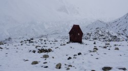 In den ersten Tagen herrscht schlechtes Wetter - der Neuschnee bleibt sogar im Basislager liegen.